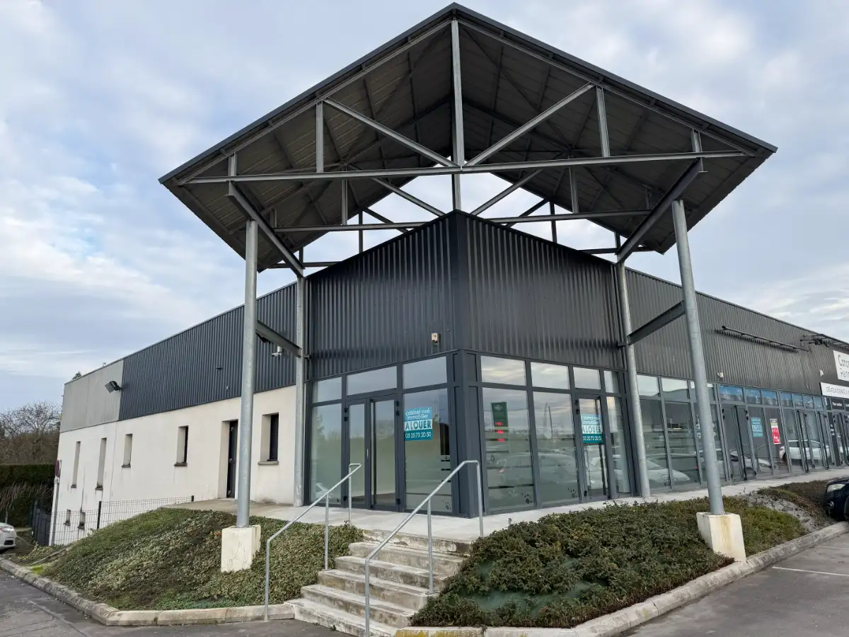 Agglomération - LOCAL en angle 200 m² dans centre commercial