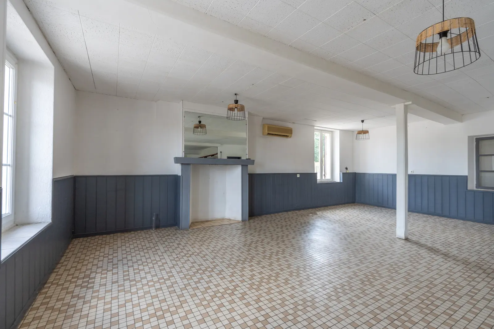 A 20 mn de Troyes axe de passage, LOCAL A LOUER 206 m²