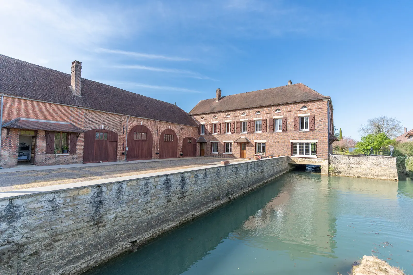 Environnement calme - Ancien Moulin avec dépendances et bel étang - Image
