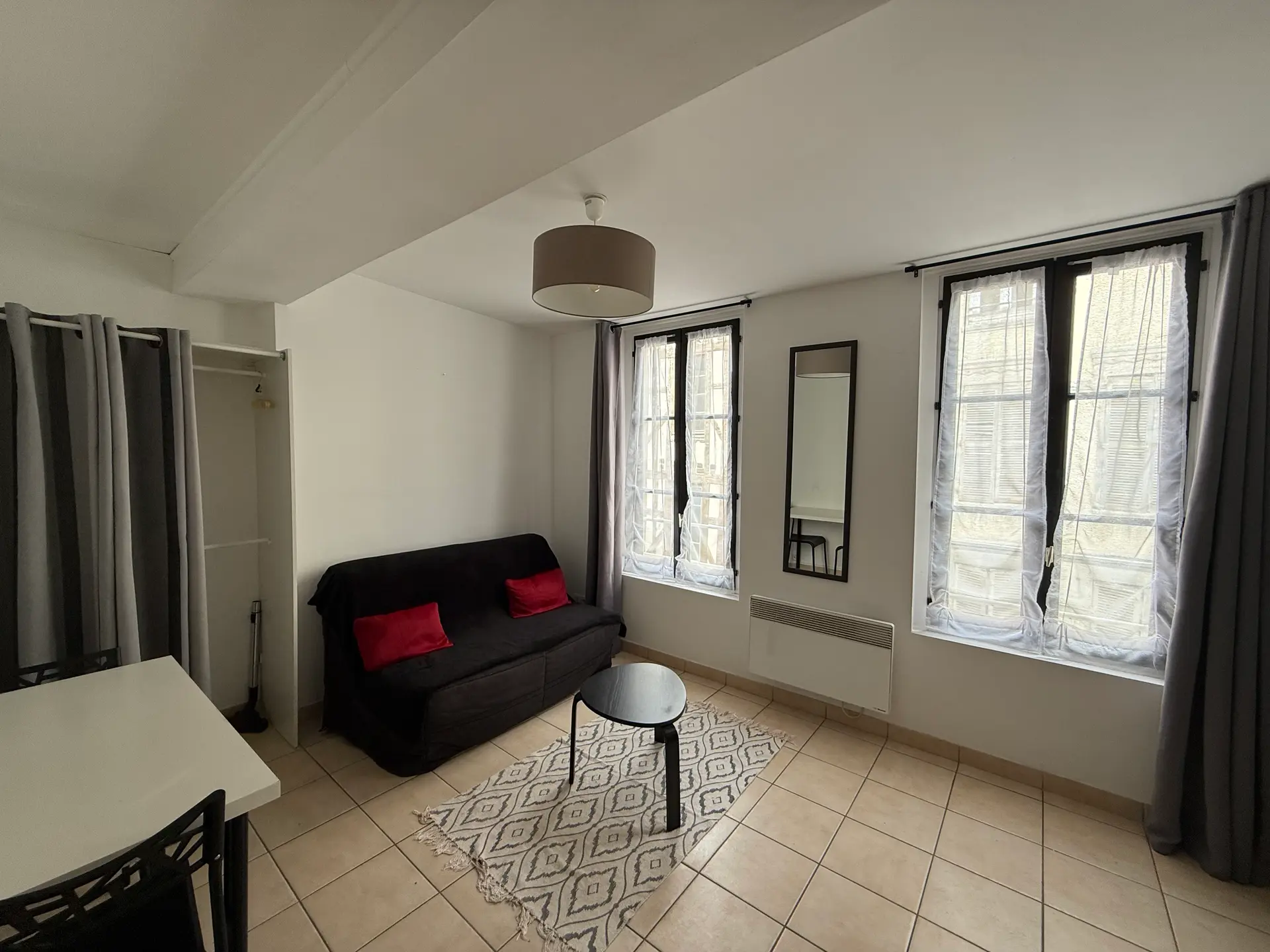 Troyes Bouchon de Champagne, STUDIO au 2ème étage d'une petite copropriété - Image