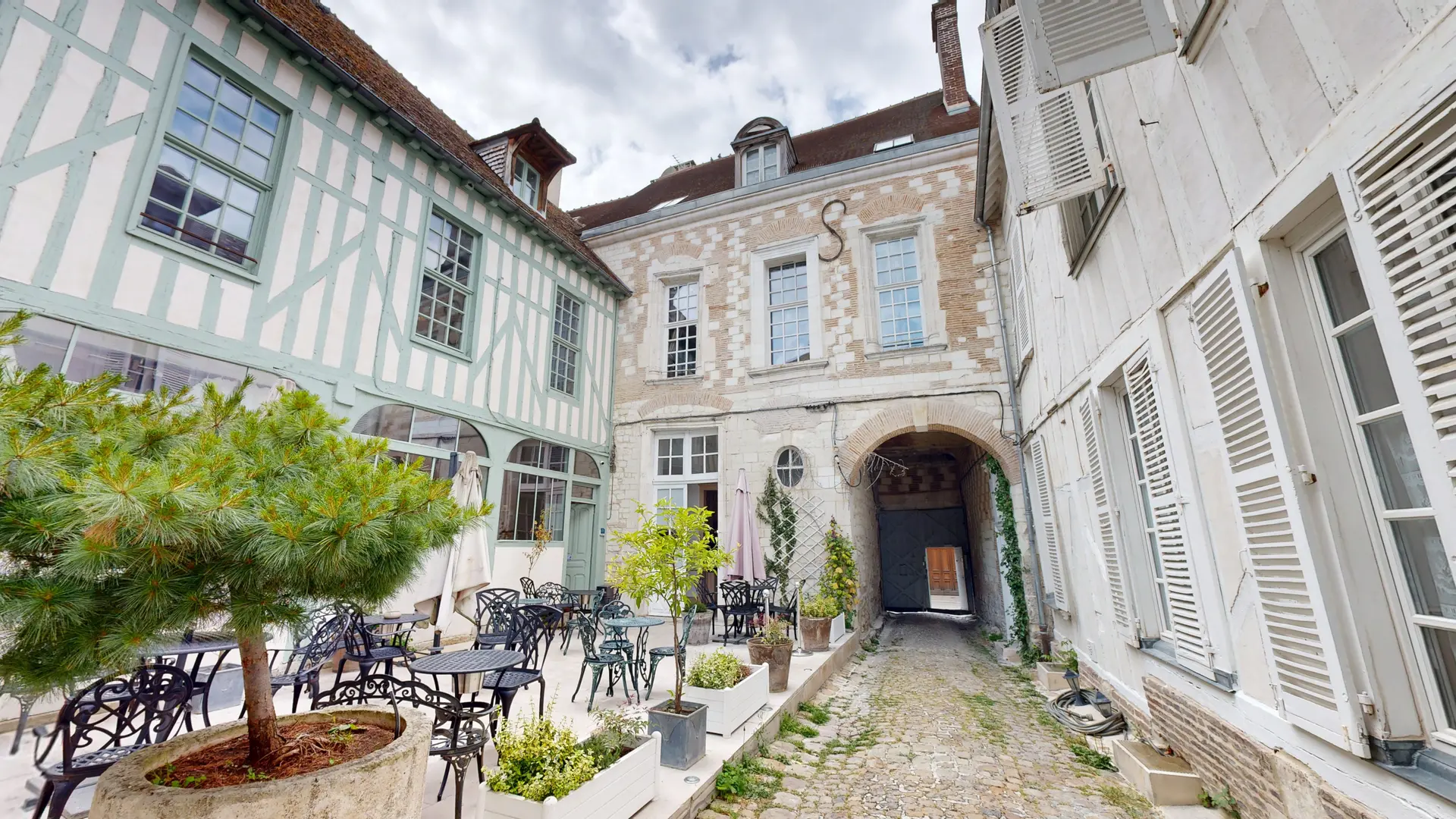 OPPORTUNITÉ D'INVESTISSEMENT CLÉ EN MAIN — Meublé de tourisme 5★ - Image