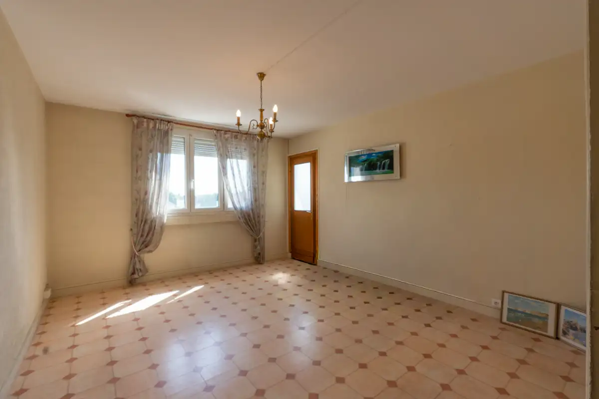Troyes, Appartement de type V avec balcon et cave - Image