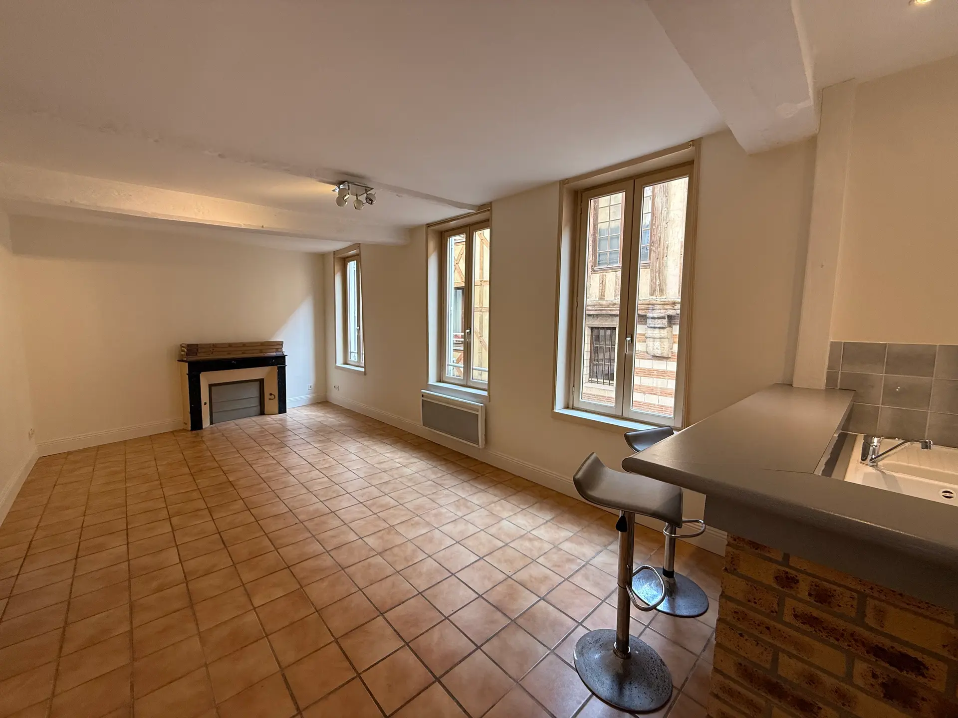 Troyes centre-ville - Appartement type II dans petite copropriété - Image