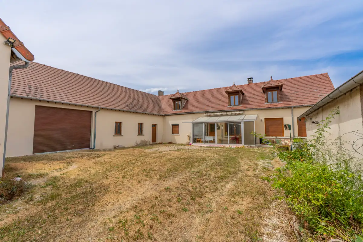Saint Lupien - Maison type V avec garage et dépendance - Image