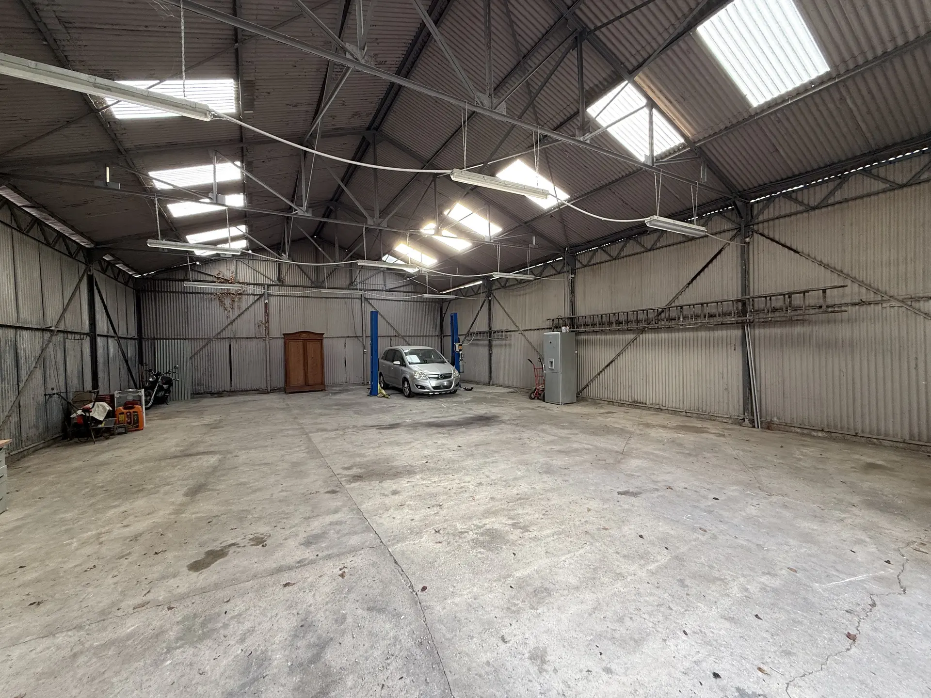 Saint André les Vergers, limite Troyes - BATIMENT PROFESSIONNEL 180 m²