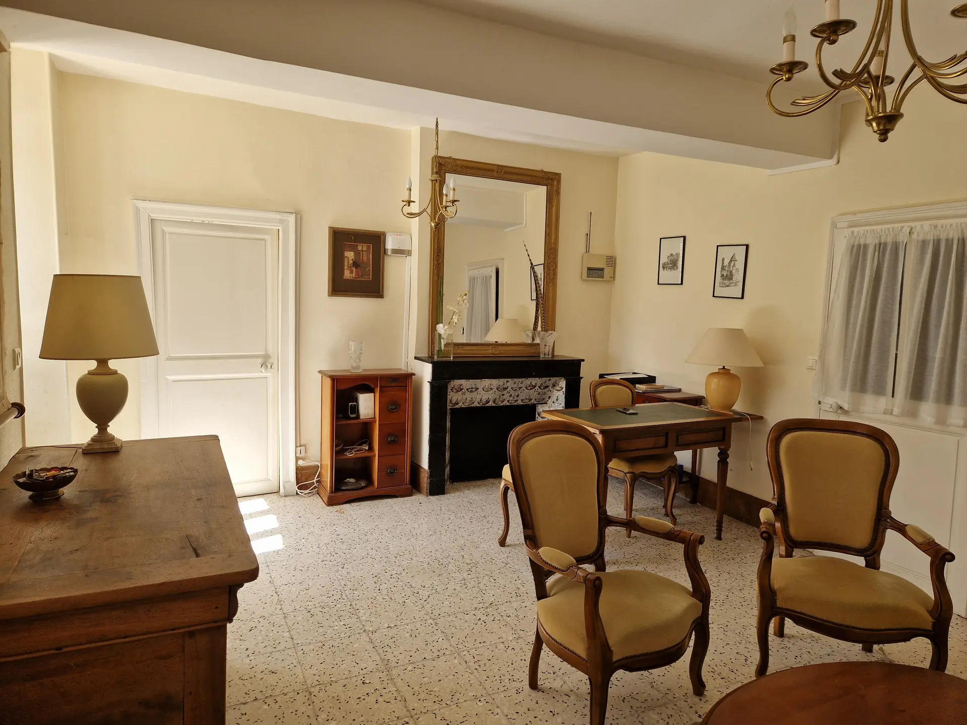 salon lumineux avec cheminée