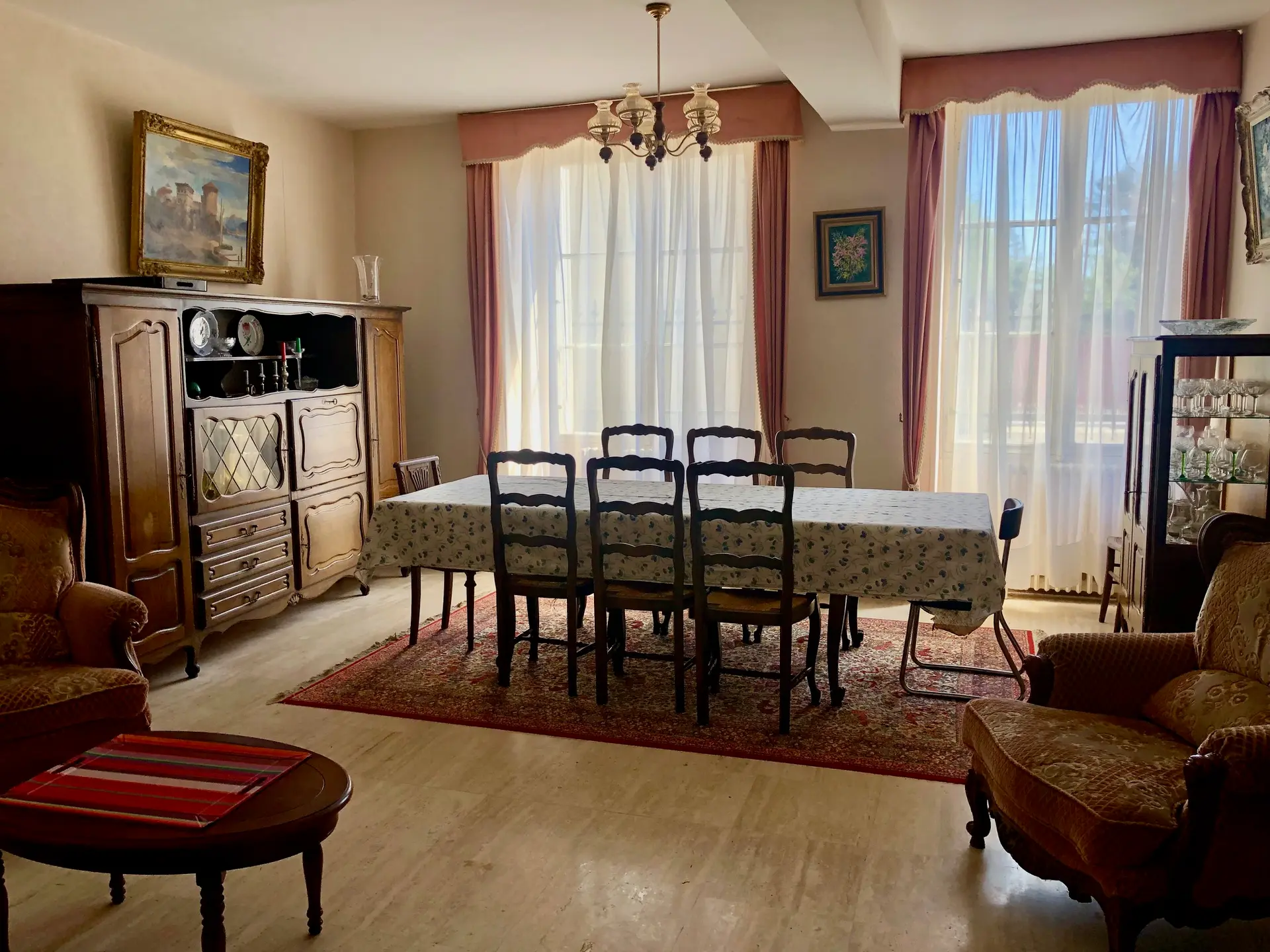 salle à manger avec fenetres