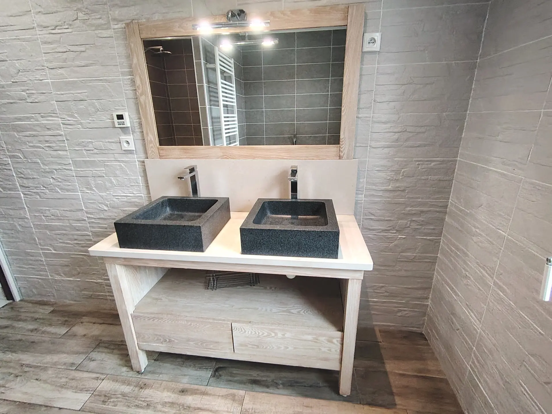 salle de bains avec double-vasque
