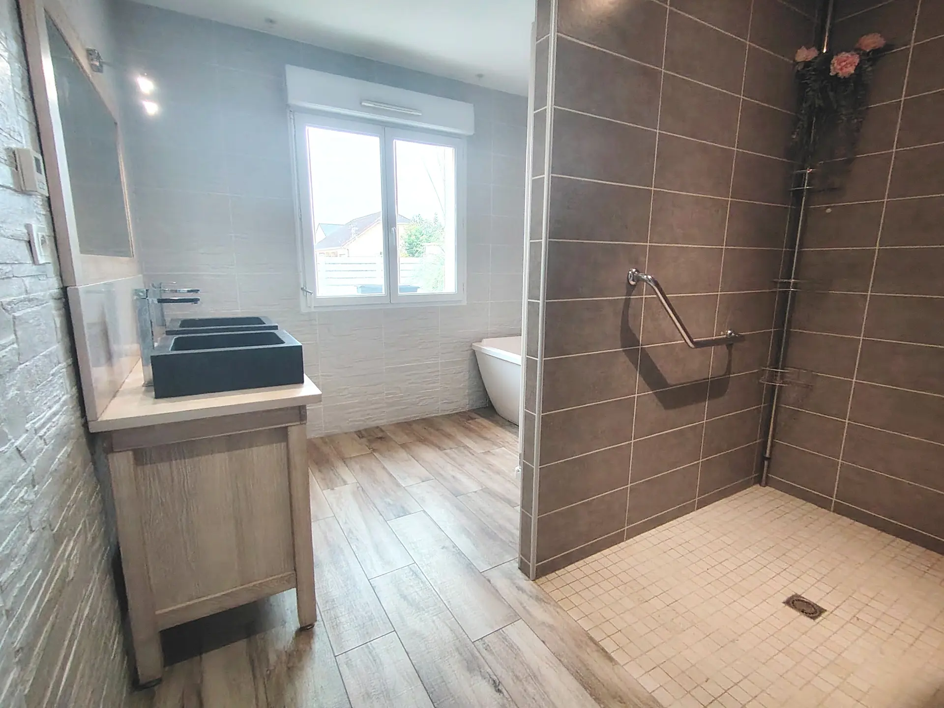 salle de bains avec douche