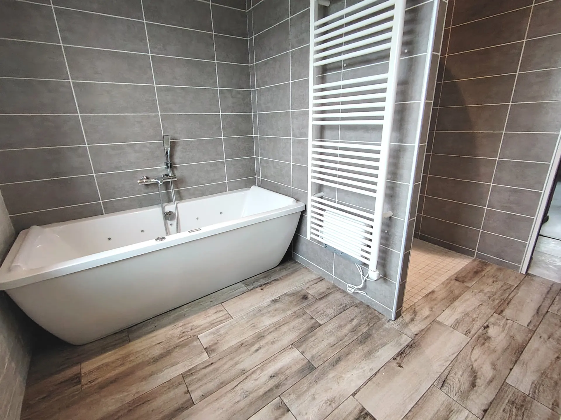 salle de bains avec baignoire sèche serviette