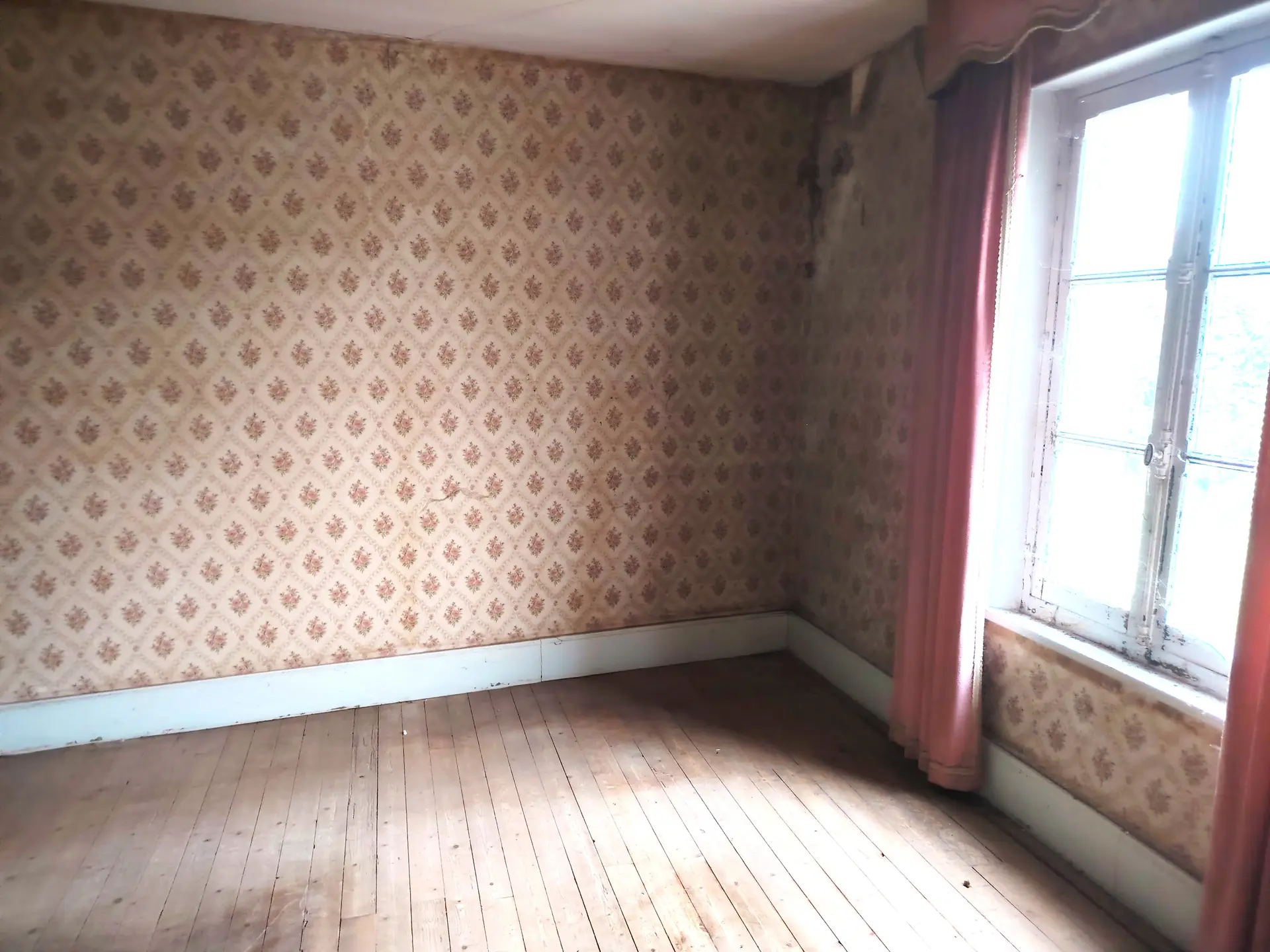 chambre avec parquet et fenêtre
